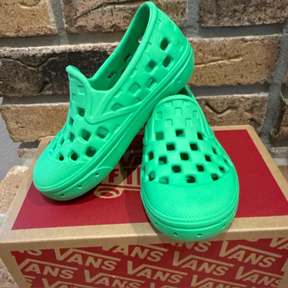 EUC Vans Kids Green Slip-On Shoes, toddler size 7